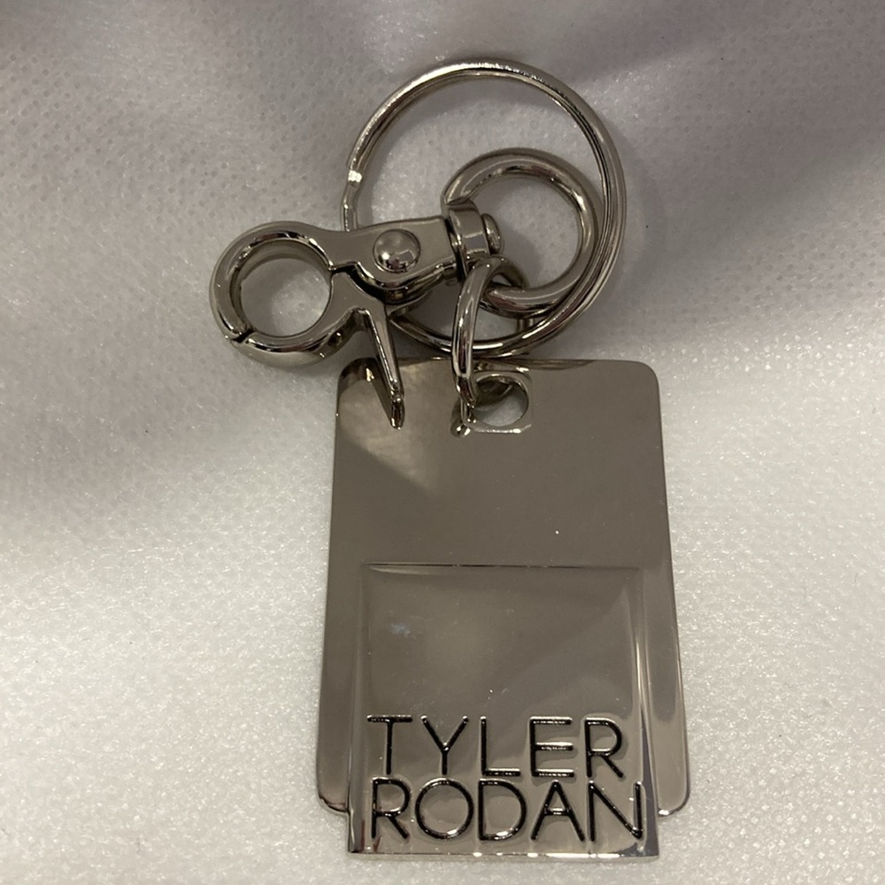 NWOT - TYLER RODAN Engraved Silvertone Mirrored Charm, Keyring & Lever Back Claw